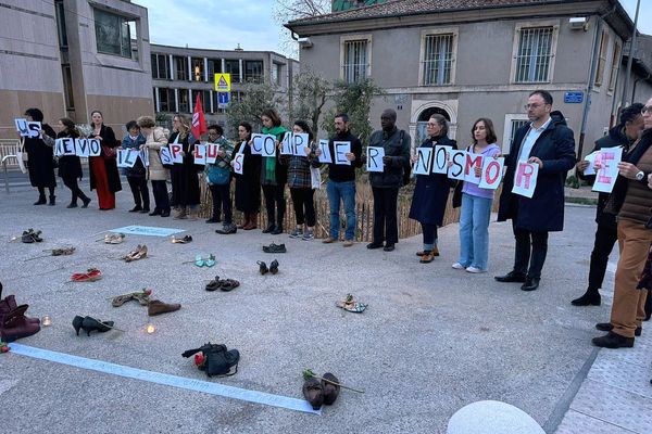 Rassemblement devant le palais de Justice de Montpellier pour dénoncer un nouveau féminicide qui a eu lieu sur place: mardi 20 février, un septugénaire a tué son ex femme d'une balle dans la tête, avant de se suicider sur le parvis.