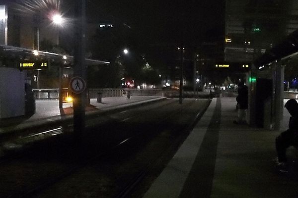 Transports en commun de Rouen : les quais de la station  Saint Sever (où l'éclairage est lui aussi à l'arrêt).