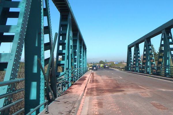 L'accident a eu lieu sur ce pont enjambant le petit Rhône entre Arles et Fourques. Il a fait trois blessés graves.