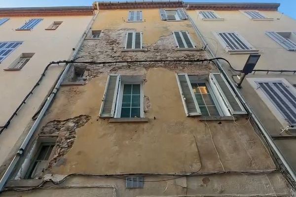 Les résidents de l'immeuble ont été évacués dans la nuit du 25 au 26 novembre, un arrêté de péril a été pris par la mairie.