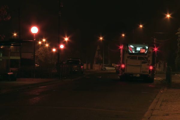 Sur le côté gauche de la chaussée, les anciens lampadaires. Ils vont être remplacés par leurs successeurs, sur le côté opposé.