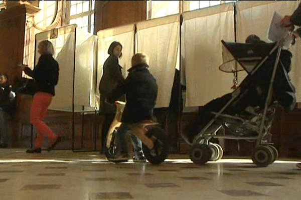 Un bureau de vote à Caen ce dimanche matin