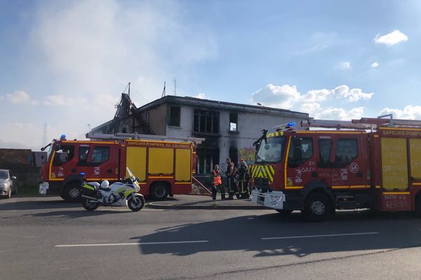 Deux véhicules du SDIS 14 sont intervenus pour circonscrire l'incendie qui s'est déclaré ce jeudi 19 avril sur la Presqu'île de Caen.