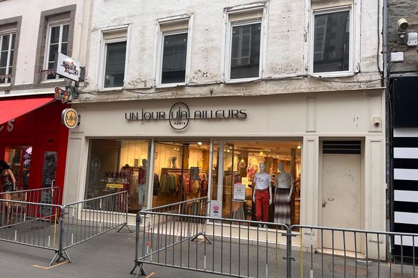 Des barrières ont été installées au pied de cet immeuble insalubre, situé dans une rue piétonne et commerçante de Saint-Brieuc. En attendant sa démolition