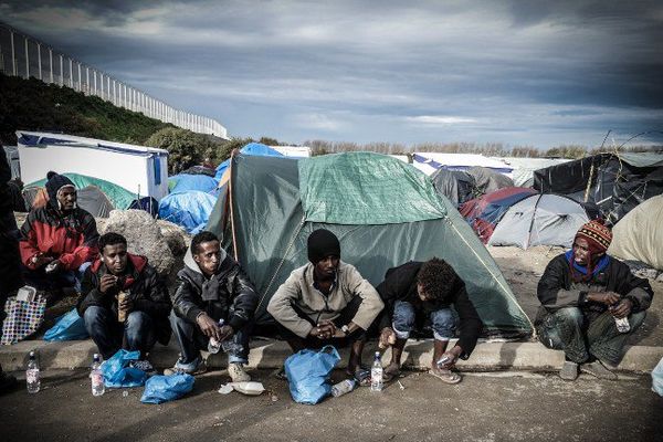 Des migrants dans la "jungle" de Calais 