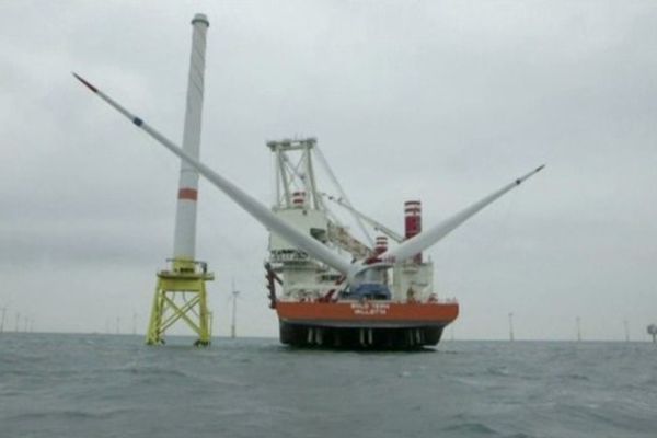 Montage d'une éolienne Halliade 150 au large des côtes belges. C'est ce modèle qui sera en partie fabriqué à Cherbourg.