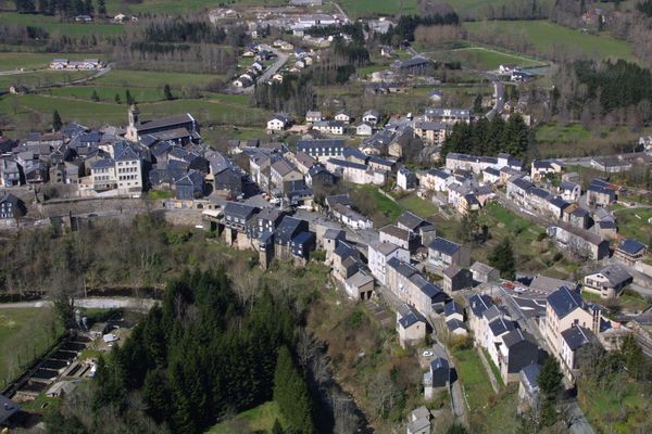 vue aérienne du village de la Salvetat-sur-Agout dans l'Hérault