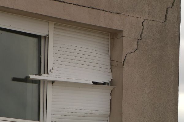 Fissure sur la façade d'une maison à Saint-Max (Meurthe-et-Moselle), le 1er août 2022.