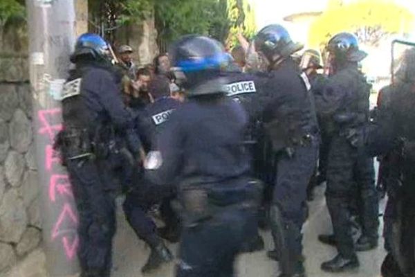 Une centaine de policiers ont délogés les squatters et leurs sympathisants.