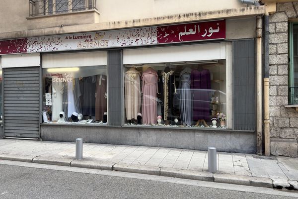 La façade de la librairie à Nice, dont le rideau est désormais fermé pour plusieurs mois après décision du préfet des Alpes-Maritimes.