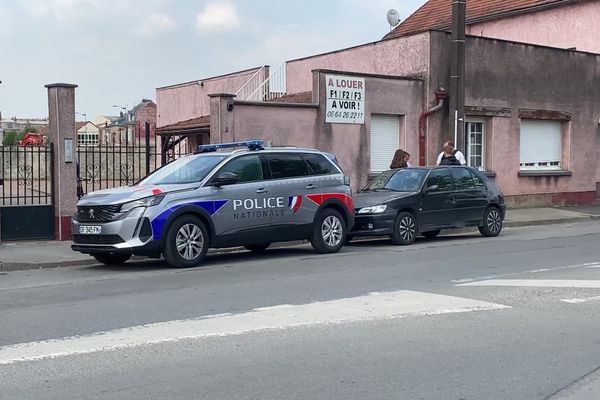 Lundi 2 mai, la police revient sur les lieux où Valentin, 28 ans, a succombé à ses blessures après avoir reçu 7 coups de couteau.