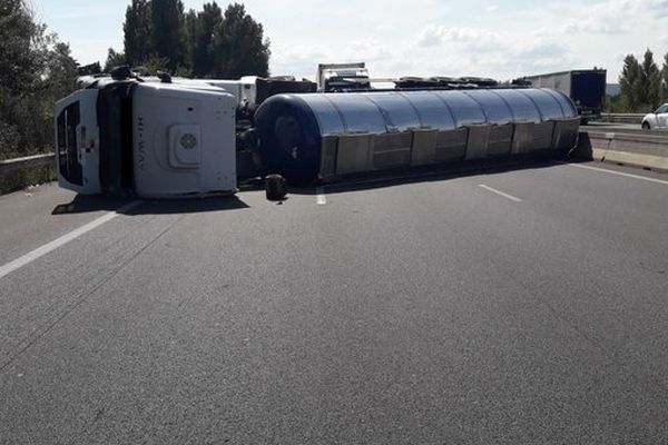 Un poids lourd est toujours couché sur les trois voies de l'autoroute A7 dans le sens sud/nord.