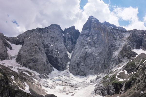 Le massif du Vignemale dans les Hautes-Pyrénées - archives.