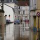 Le 10 octobre 2024, des habitants de Coulommiers découvrent l'ampleur des dégats après le passage de la tempête Kirk. Leur commune vient d'être placée en état de catastrophe naturelle. (Photo Dimitar DILKOFF / AFP)