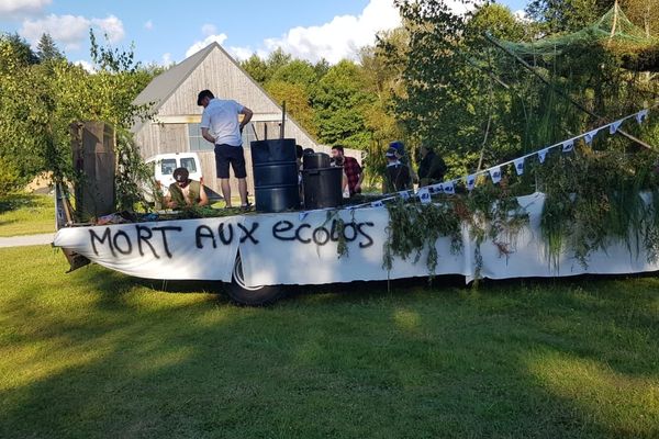 Banderole "Mort aux écolos", accrochée sur un char conduit par le maire de Perols-sur-Vézère (Corrèze), lors de la fête du village le 20.08.23