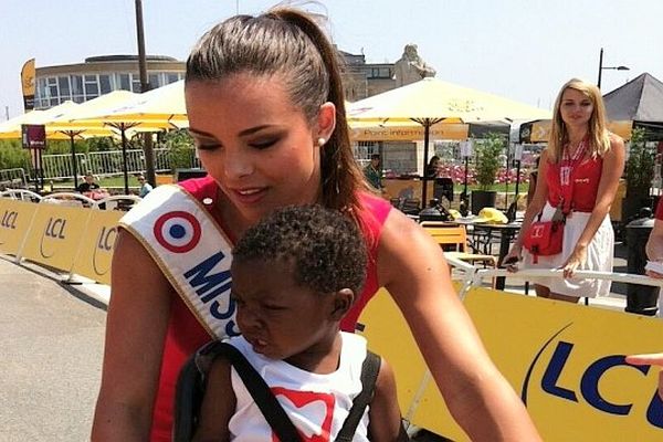 Marine Lorphelin, alias Miss Bourgogne et Miss France, a remis le prix de la combativité à un enfant ayant subi une greffe du cœur mardi 9 juillet 2013 lors de la 10e étape du Tour de France.