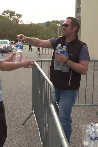 La distribution d’eau s’organise tous les jours pour les Collois de 18h30 à 20h30, y compris les jours fériés, au parking du gymnase Émilie Fer.