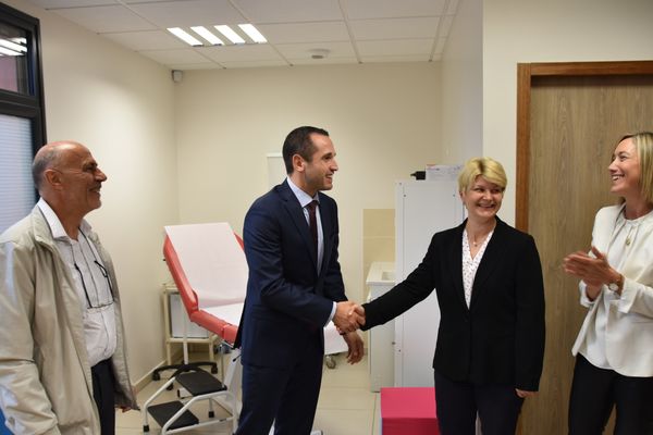 Pierre Jouvet, pdt de la Communauté de communes, Patricia Boidin, vice-pdte déléguée à la Santé, aux familles et au social et Alain Delaleuf, maire d'Andance, ont accueilli ce 16 octobre le Dr Don pour une visite de la Maison de santé.