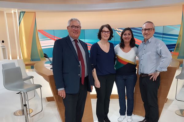 Patrick Baleydier, vice-président de la communauté de communes Sèvre et Loire, et Diana Dauphin-Lazar, consule honoraire de Roumanie à Nantes, aux côtés d'Ahlam Noussair et notre chroniqueur consommation Thomas Laurenceau