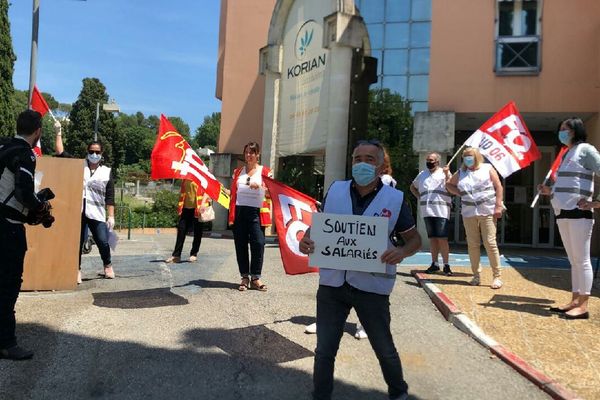 En début d'après-midi, quelques salariés se sont rassemblés devant l'établissement "La Riviera" à Mougins, mais aussi devant deux autres EHPAD du groupe Korian situés à St-Laurent du Var.