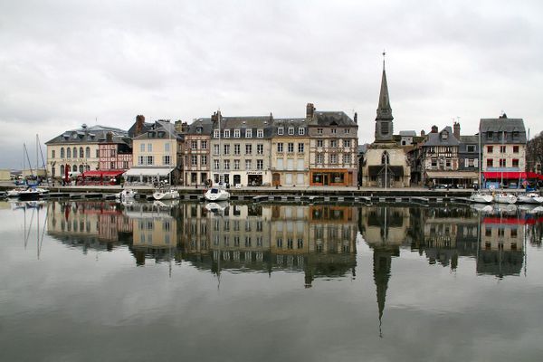 A Honfleur, un JEUDI pluvieux sous un ciel menaçant.