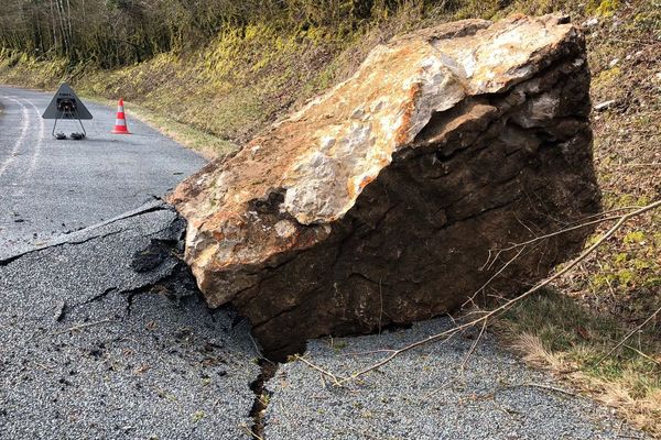 Un rocher barre la route départementale 59 à hauteur de Corveissiat (Ain)