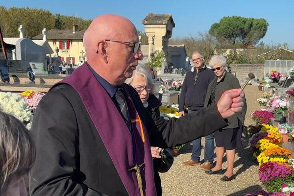 Les laïcs sont autorisés à bénir les tombes pour aider les curés locaux.