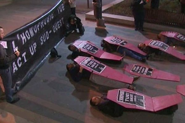 Les manifestants se sont allongés sous des cercueils en carton.