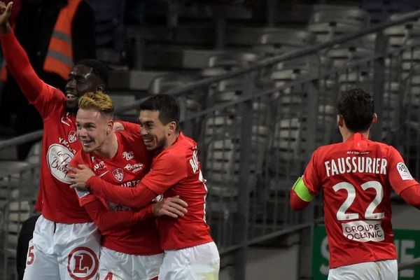 La joie du joueur brestois Irvin Cardona et de ses coéquipiers, après son but, lors de la rencontre avec Toulouse.
