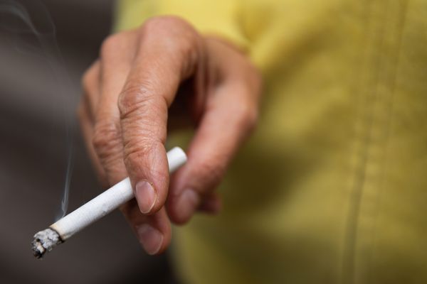 Six victimes se sont retrouvées hospitalisées après avoir accepté une cigarette empoisonnée