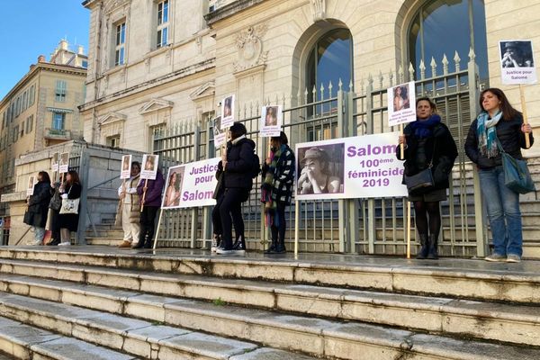 Devant le tribunal de Nice, proches et militants réclament "justice pour Salomé" à l'occasion du procès d'Amin Mimouni, son compagnon de l'époque.