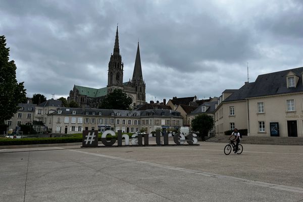 La cathédrale de Chartres vue depuis la place Châtelet