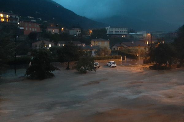 Le 2 octobre 2020, il est 19h30 environ à Breil-sur-Roya (Alpes-Maritimes) et la tempête Alex a fait sortir de son lit la Roya, emportant les véhicules stationnés à proximité.