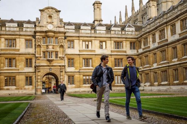 L'université de Cambridge en Angleterre.