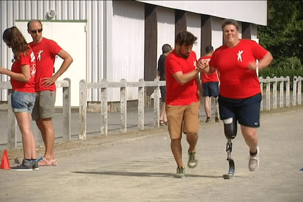 Wendy (à droite) coure pour la première fois depuis 17 ans grâce à une lame carbone lors des Breizh Runners