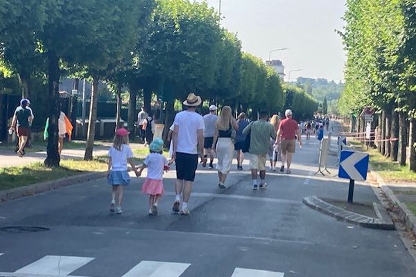 Le défilé des supporters sur le boulevard qui mène au site olympique de Vaires-sur Marne.