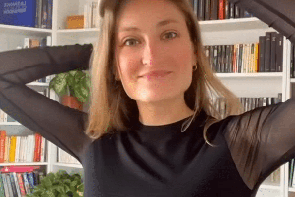 Sur TikTok, Marion Escudé (alias "Miralta Edito")partage sa passion pour les livres et l'édition.