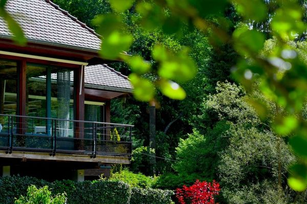 C’est au milieu d’une nature luxuriante que s’érige la somptueuse Maison de L’Arnsbourg.