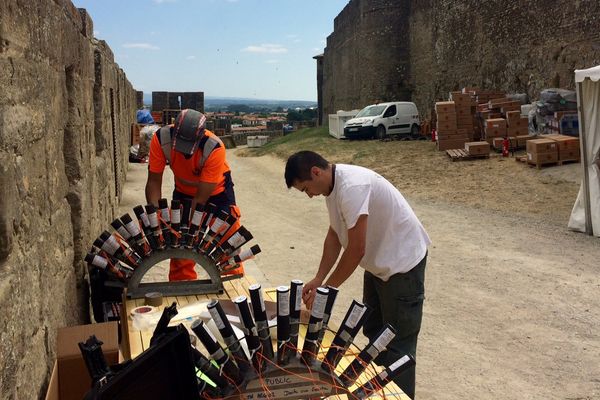 Depuis ce mercredi, 14 artificiers s’affairent pour préparer le feu d’artifice qui aura lieu au pied des remparts de la cité de Carcassonne - 12 juillet 2017