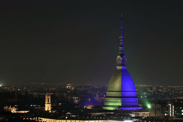 La Mole Antonelliana, "la tour Eiffel" turinoise s'est allumée dès hier soir en signe de solidarité avec l'Ukraine