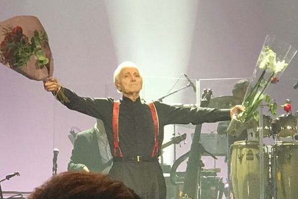 Charles Aznavour ovationné à la fin de son spectacle à Bordeaux Métropole Arena, le 27 janvier 2017.