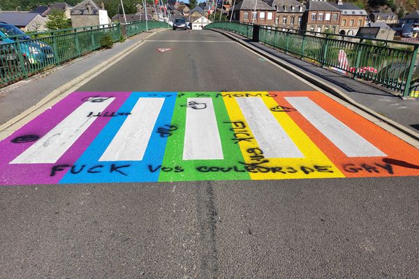 "Fuck vos couleurs de gay" a été inscrit sur un passage piéton peint aux couleurs de l'arc-en-ciel... pourtant sans rapport avec la lutte contre l'homophobie.