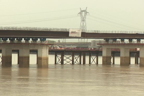 La construction du pont Simone-Veil, partie de la rive droite de la Garonne, s'approche de la rive gauche depuis le 8 novembre 2022.