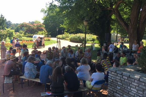 Lectures sous l'arbre au parc de la tête d'or 