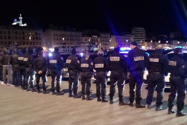 Plus d'une centaine de policiers s'est rassemblée hier soir sur le Vieux-Port