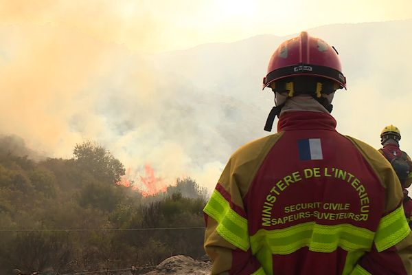 Les sapeurs-pompiers des Pyrénées-Orientales en pleine opération de feu dirigé préventif en février 2023.