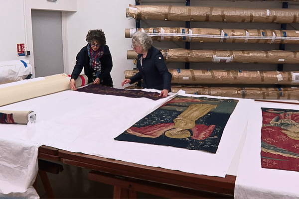 Catherine Leroi, cheffe du service culturel, Domaine National du château d'Angers et Anna Leicher, conservatrice des antiquités et objets d'art au Département de Maine-et-Loire. lors de la préparation des fragments de tapisserie.