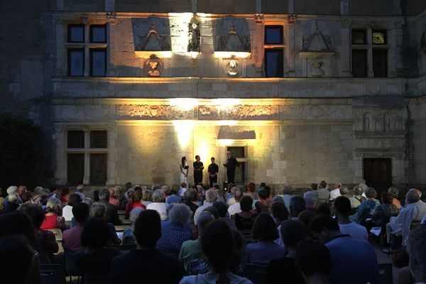 Récital d'ouverture dans la cour du château de Montal