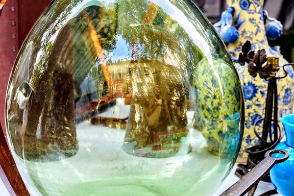 Un stand d'objets anciens, lors de l'édition 2019 de la braderie de Lille.