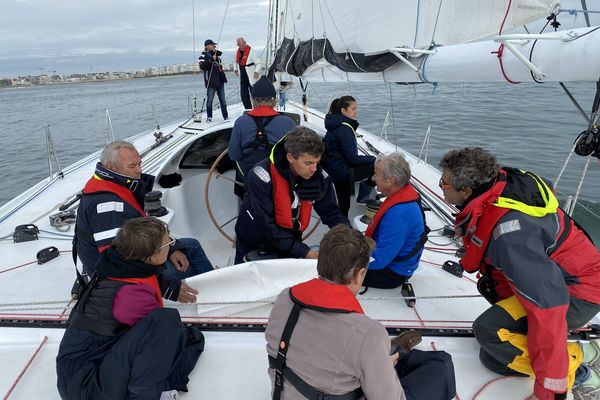 Ils sont 6 privilégiés à embarquer sur le T One One pour un cours de voile 5 étoiles.